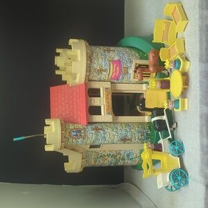 #17)90%Complete Fisher Price Little People playset #993 Play Family Castle